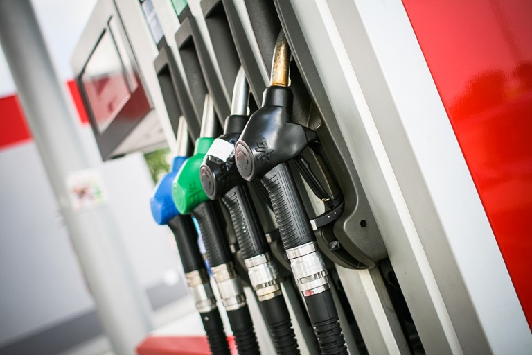 tips, besparen, brandstof, zuinig, diesel, motor, airco, luchtfilter, auto, wagen, carpool, bandenspanning
