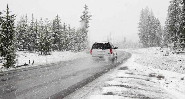 auto, vrieskou, vriestemperaturen, winter, winterbanden, batterij, accu, strooizout, veilig starten, onderhoud auto