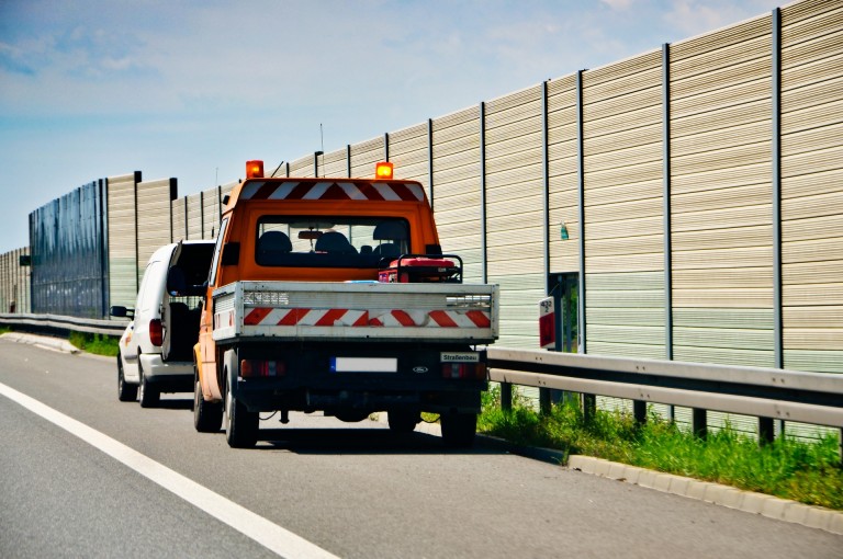 autoschade, auto kapot, tweedehands auto, takelwagen, batterij, motor, koelvloeistof, motorolie