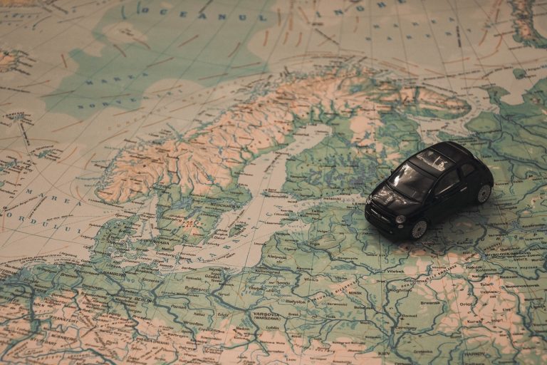 tips, auto inladen, koffer, dakkoffer, reizen, roadtrip, koffers stapelen, koffer inladen, auto slim in te laden