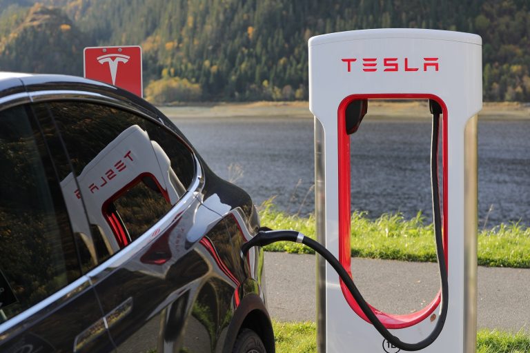 elektrische auto, hybride, tesla, hoogspanning, brandweer, hulpverleners, zelfrijdende auto, safety sheet, hoge spanning