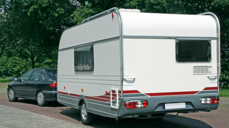 Banner Tweedehands Auto - Een caravan trekken_ Alles wat je moet weten