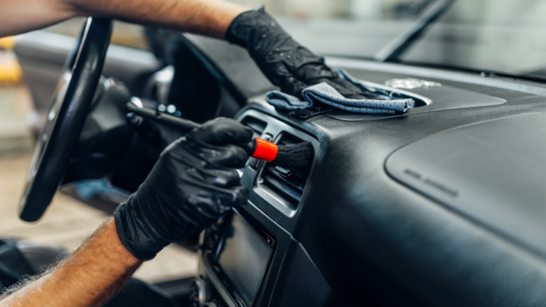 Banner Tweedehands Auto - Je auto interieur grondig schoonmaken in 8 stappen