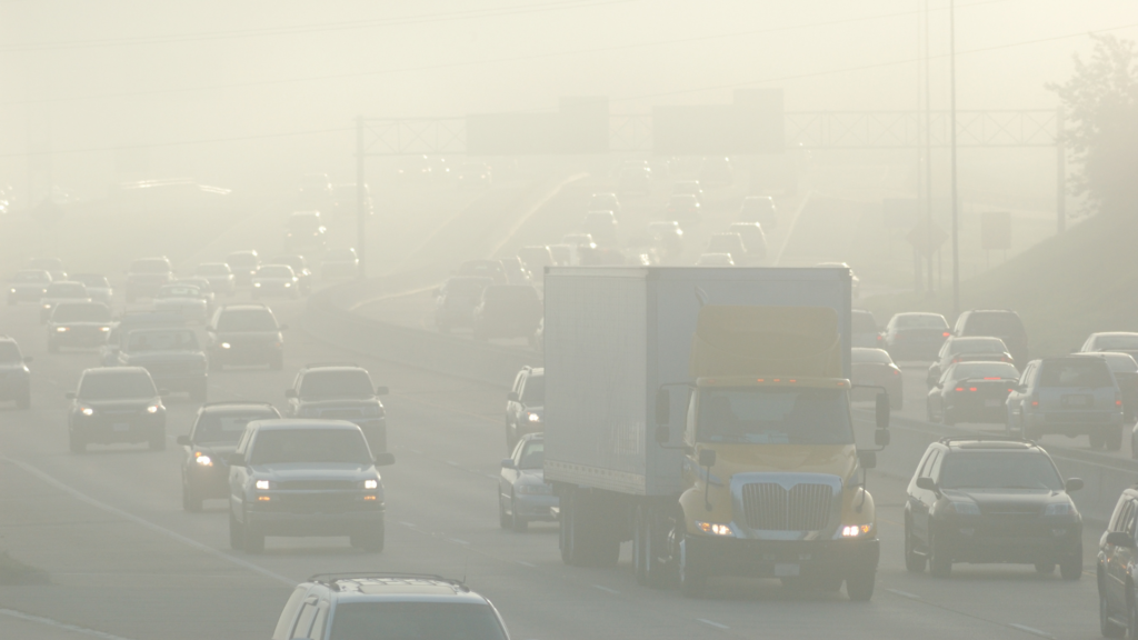 Belgische wegen met dikke smog tijdens een smogalarm