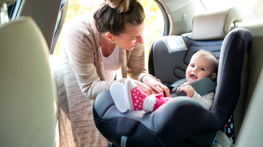 Auto-ongelukken voorkomen_ kind in kinderzitje in een auto