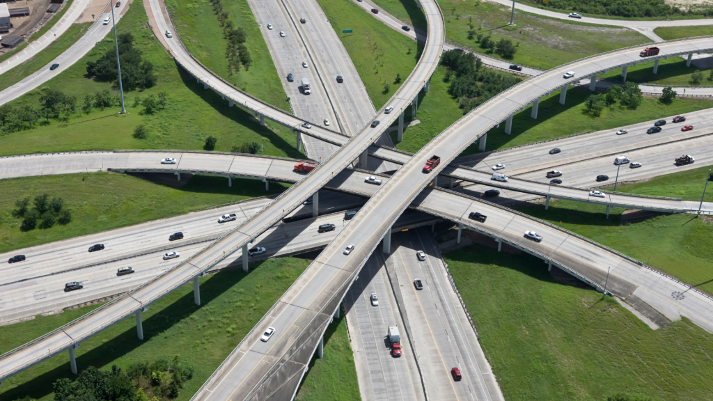 De rol van AI in moderne auto's Viaduct van autosnelwegen met auto's