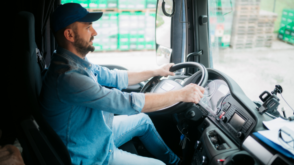 Digitale tachograaf in bedrijfswagens_ chauffeur in vrachtwagen