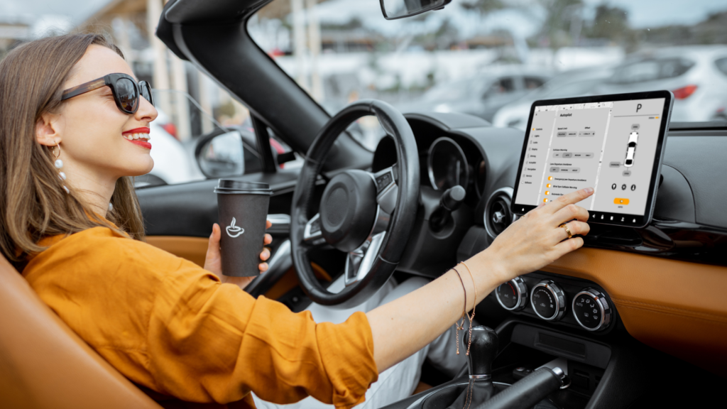 Chinese automerken_ Vrouw wijst naar scherm in auto