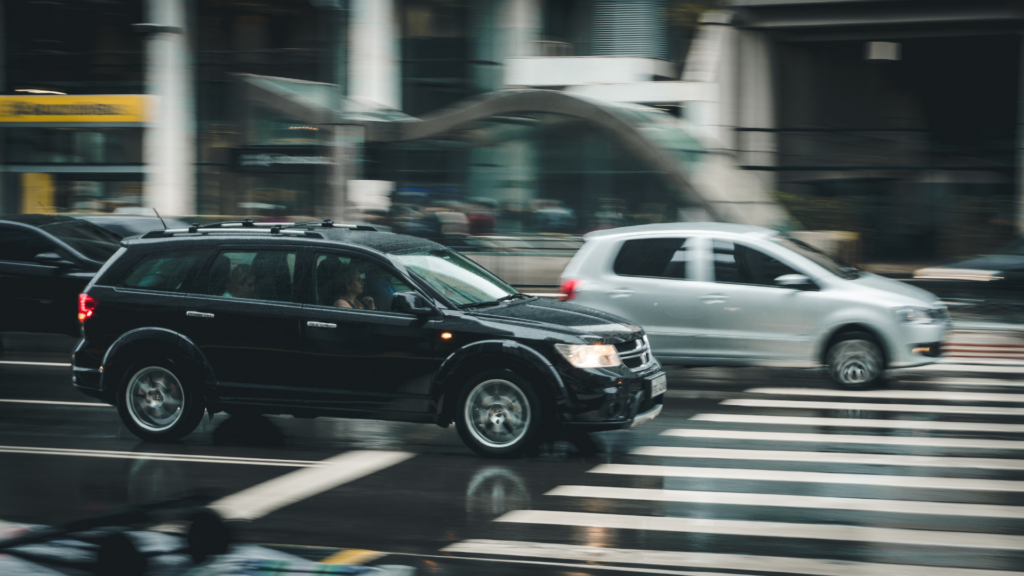 Vlaamse verkeersbelasting_Rijdende auto's aan kruispunt