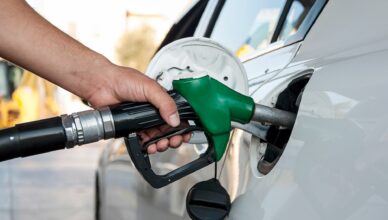 brandstof tanken in een auto