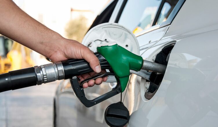 brandstof tanken in een auto