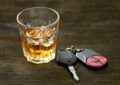 een glas alcohol naast een autosleutel