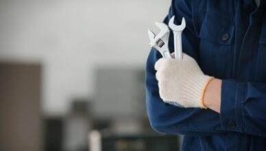 persoon met 2 sleutels in de hand
