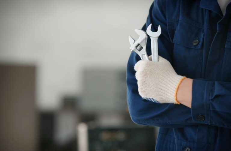 persoon met 2 sleutels in de hand