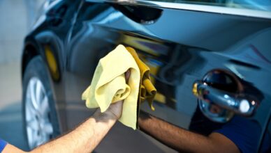 iemand poetst de deur van een zwarte auto