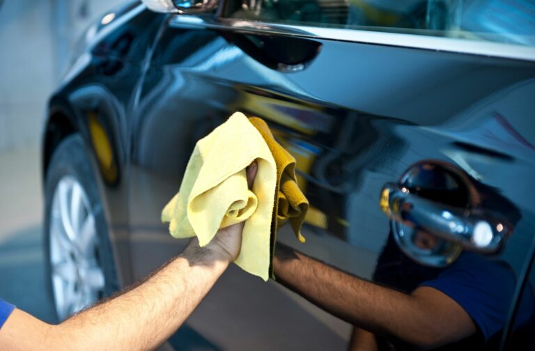 iemand poetst de deur van een zwarte auto