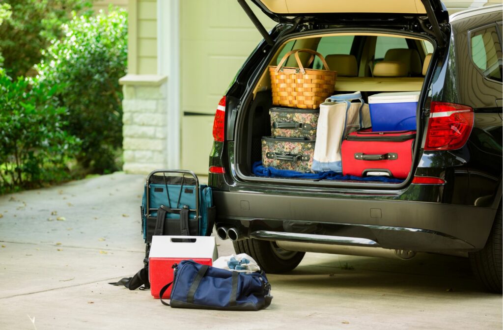 Koffer van een auto met bagage in