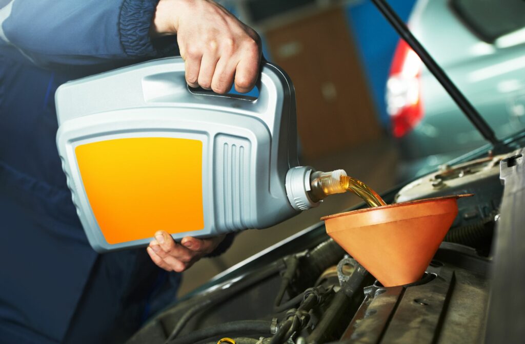 Je auto zelf onderhouden door vloeistoffen bij te vullen