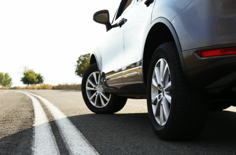 2 wielen van een auto met vierwielaandrijving