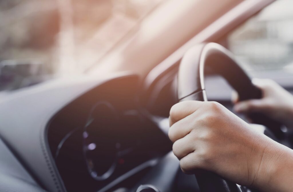 iemand zit aan het stuur van een auto