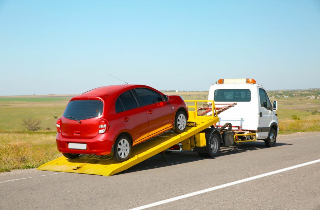 Rode auto op een takelwagen