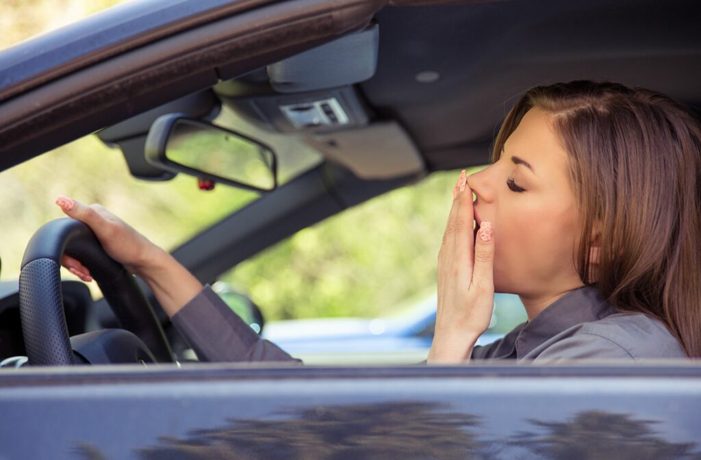 Vrouw die geeuwt en wil slapen in je auto