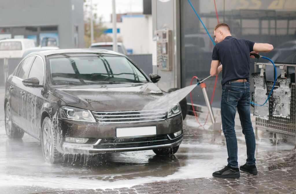 Auto afspuiten met water
