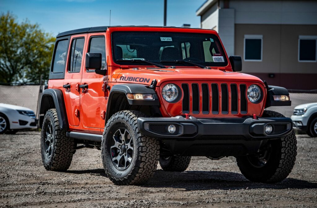 rode jeep met vierwielaandrijving