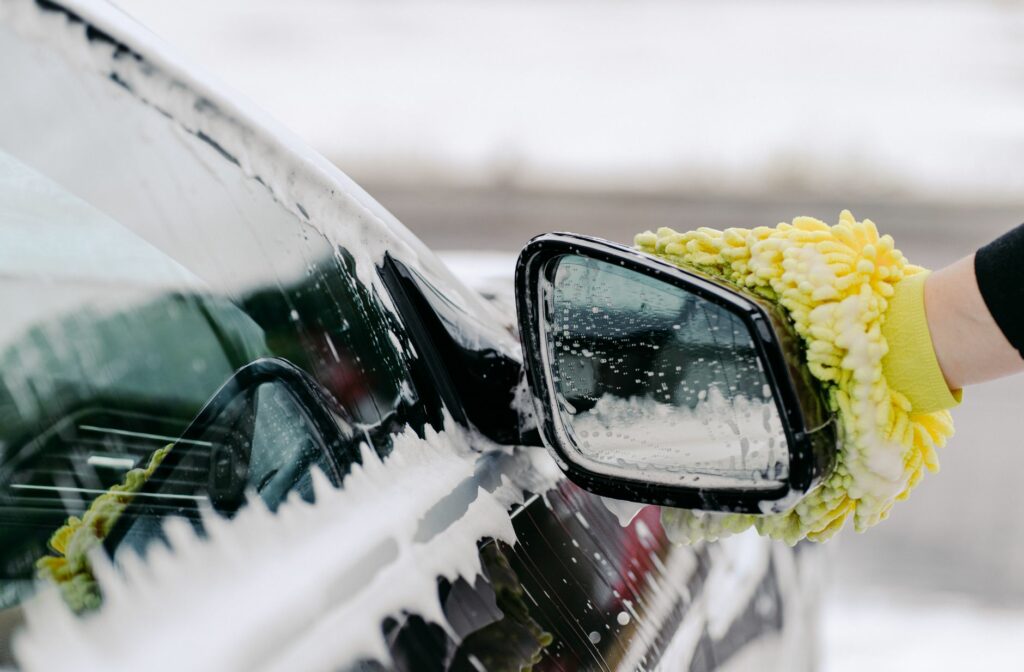 een spons is een van de meest gemaakte fouten tijdens het wassen van je auto dus gebruikt met een microvezel washandschoen