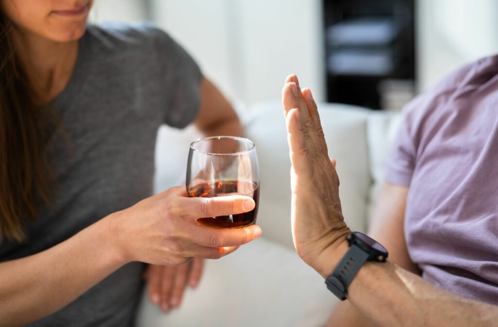 Iemand die nee zegt tegen een glas alcohol
