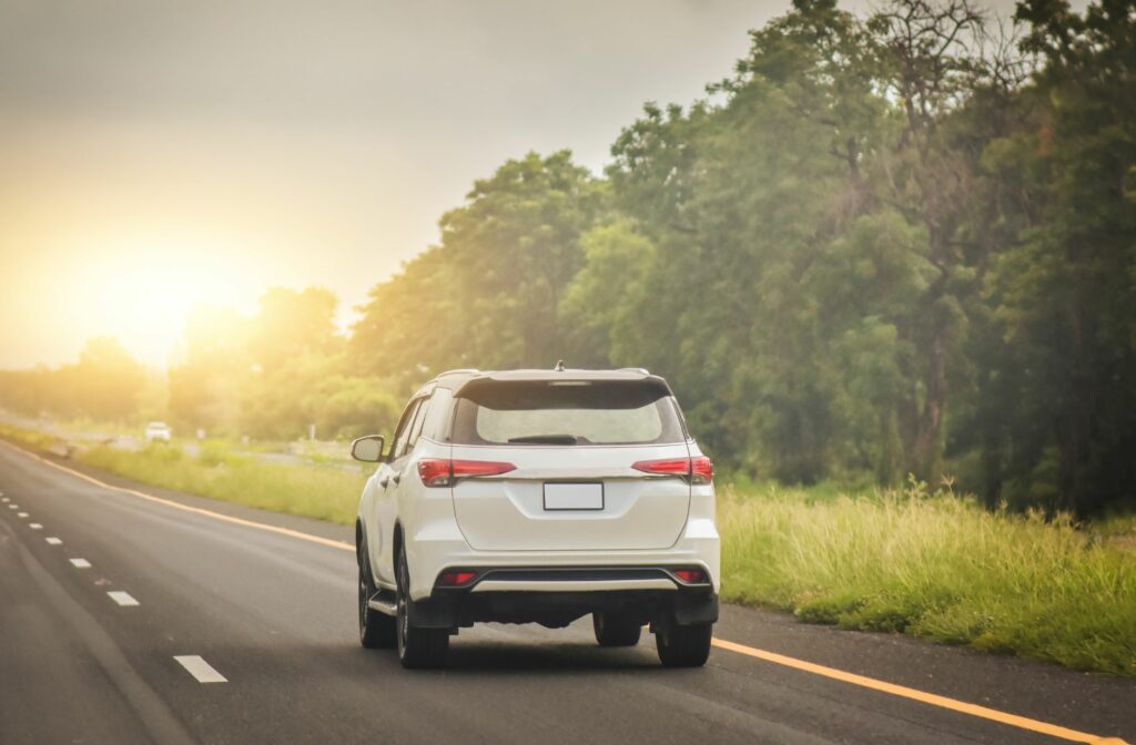 Auto die rijdt op autostrade