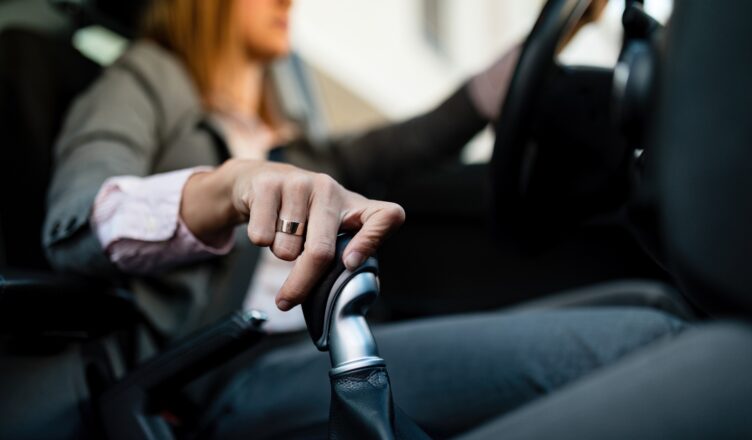 Vrouw die schakelt in een auto