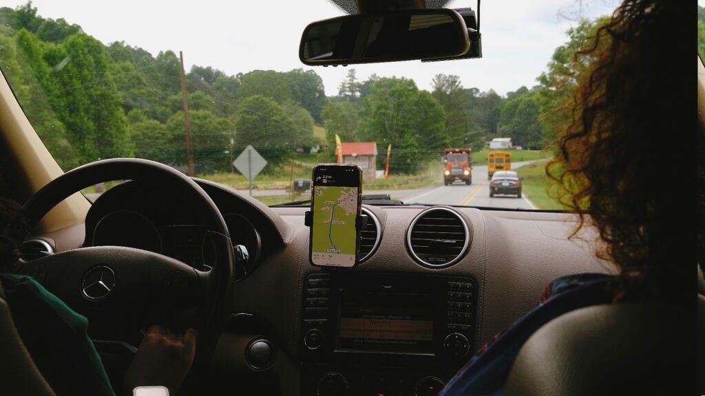 Gsm in een houder in de auto