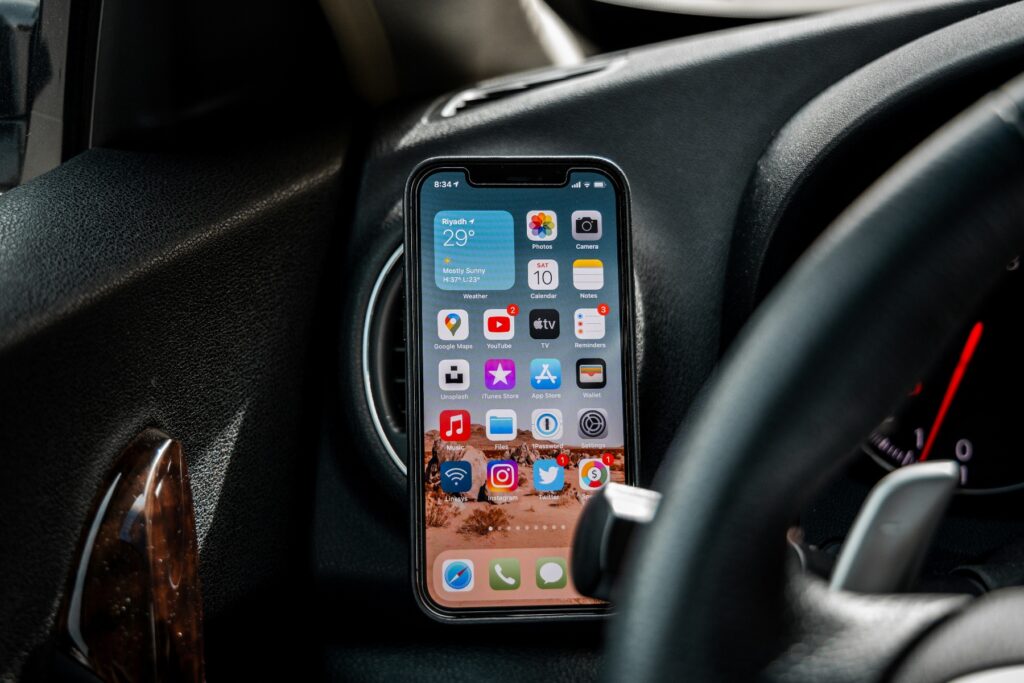 Gsm in een houder in de auto