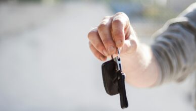 iemand heeft een autosleutel vast