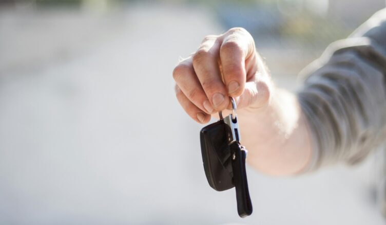 iemand heeft een autosleutel vast