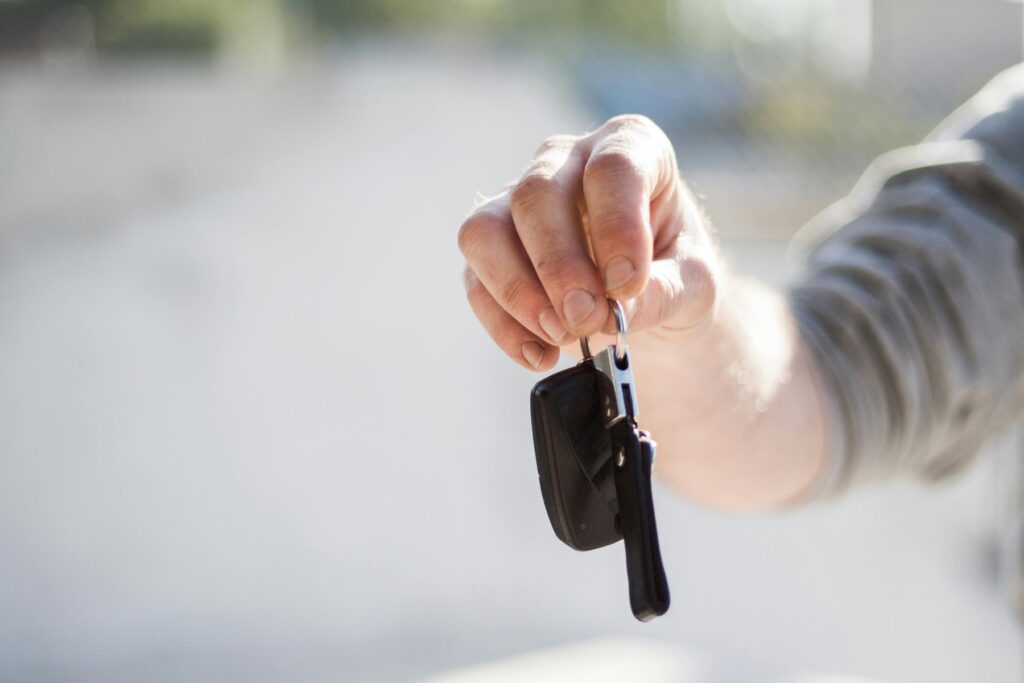 Autosleutel die wordt gegeven bij een verkoop