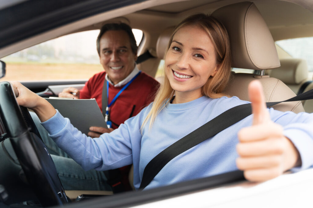 Vrouw in een auto tijdens een rijexamen die twijfelde over automaat of handgeschakeld