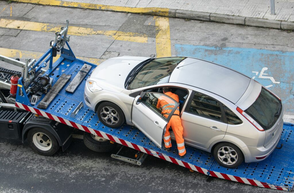 auto op een takelwagen