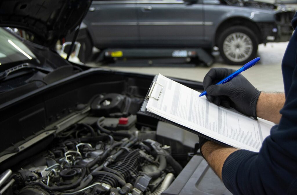 Iemand doet een controle bij een auto