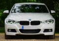 Witte auto met een geschrapte nummerplaat
