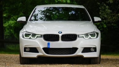Witte auto met een geschrapte nummerplaat
