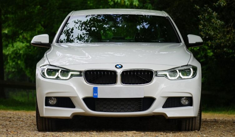 Witte auto met een geschrapte nummerplaat