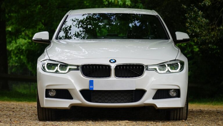 Witte auto met een geschrapte nummerplaat