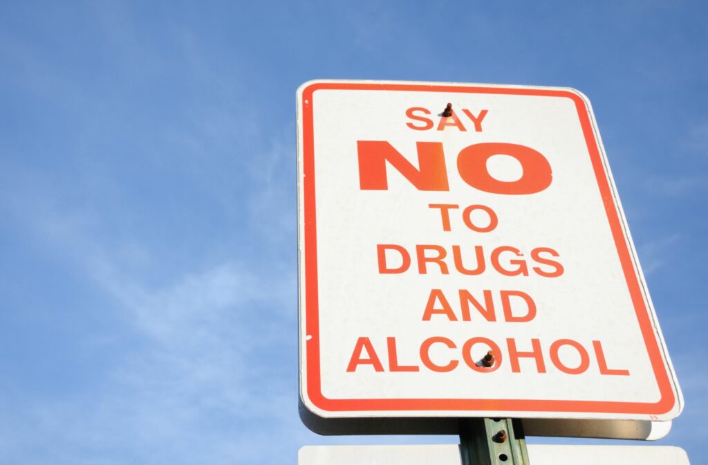 bord dat zegt dat je geen alcohol en drugs in het verkeer mag doen