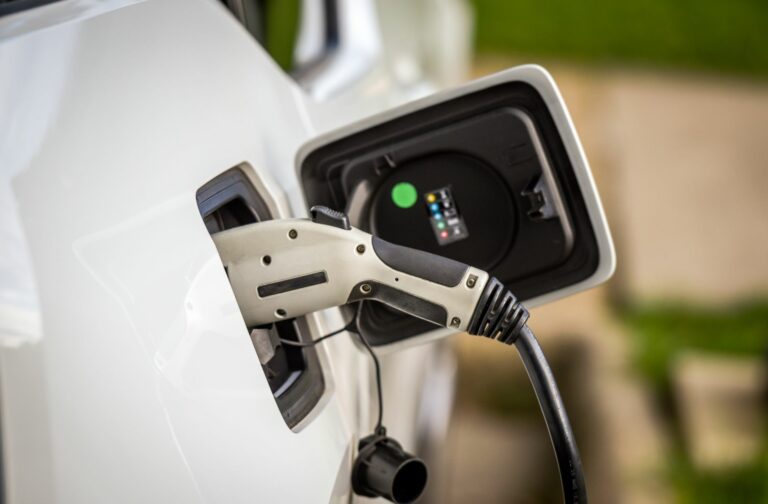 een elektrische die wordt opgeladen