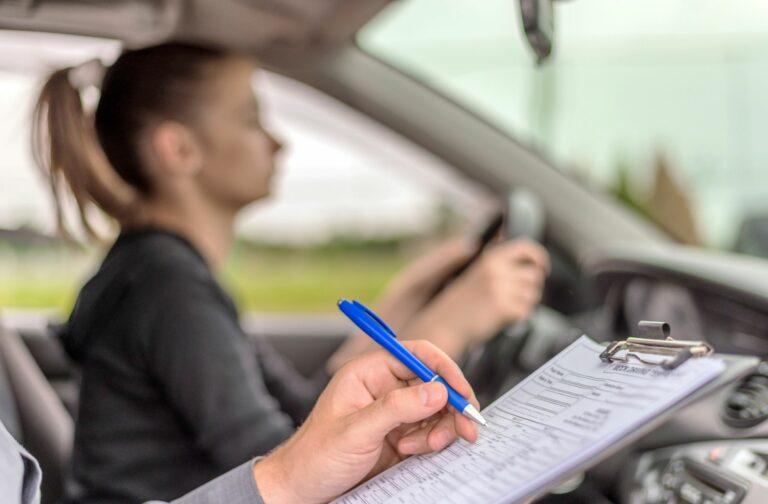 Vrouw heeft een rijexamen