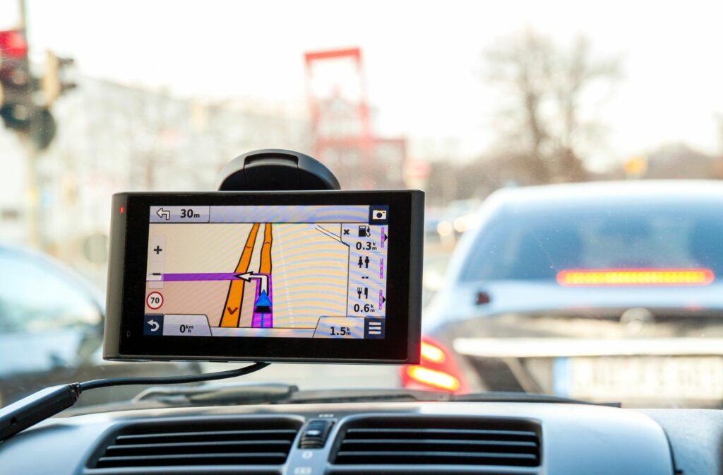 Gps aan de ruit met een zuignap die kan loskomen in een hete auto