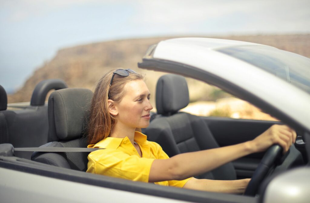 Jonge vrouw achter het stuur van een auto