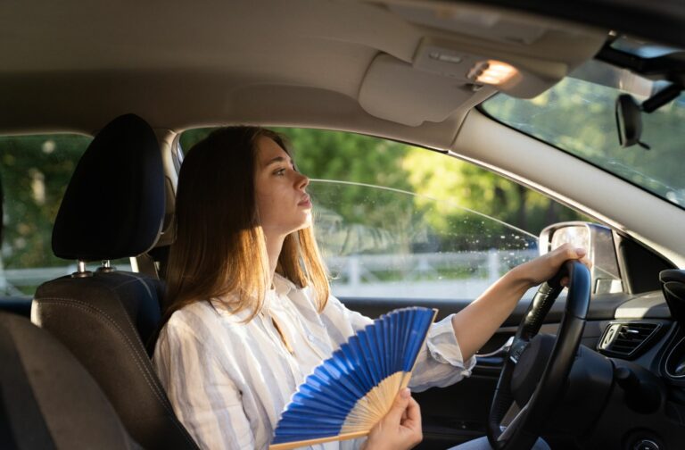 een waaier als tip voor te rijdens tijdens de hitte